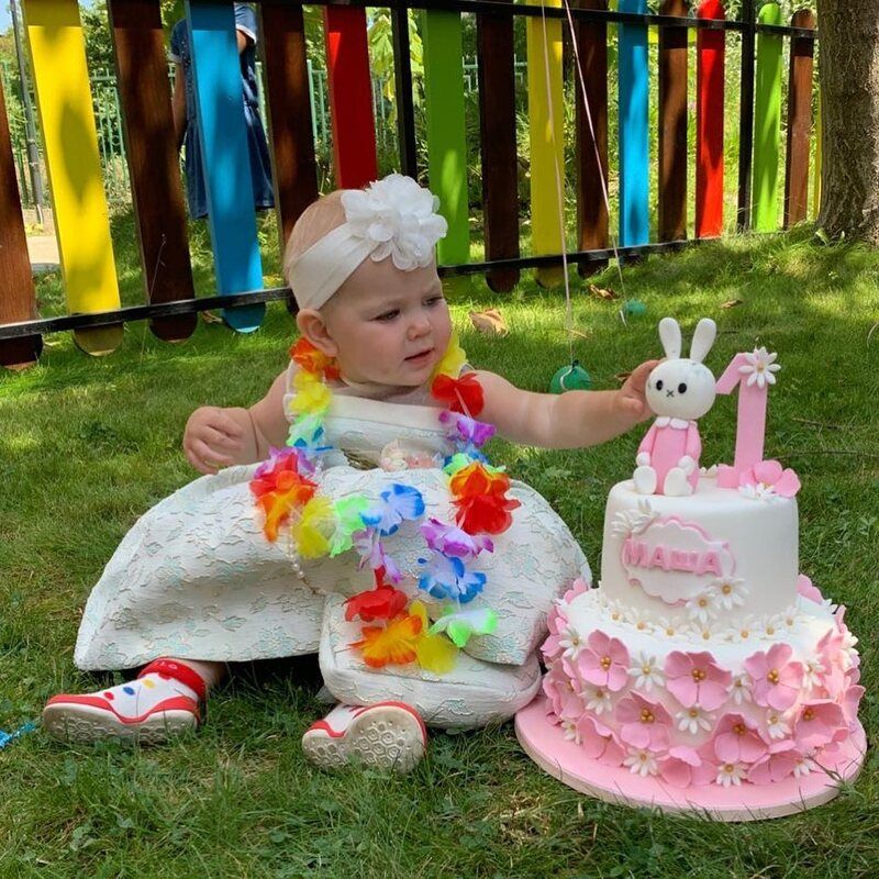 Игорь Макаров поделился кадрами празднования первого дня рождения их с Лерой Кудрявцевой дочери