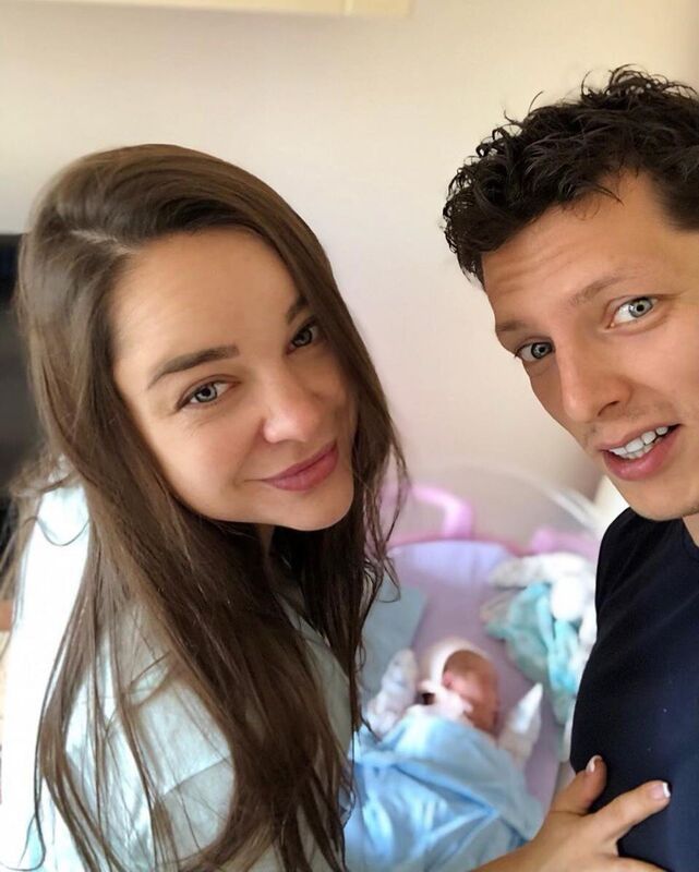 Экс-участник шоу «Замуж за Бузову» Валентин Коробков впервые показал дочь бывшей жены во всей красе и рассекретил имя новорожденной