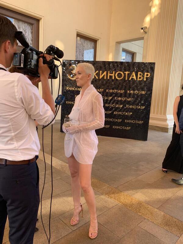 Ксения Собчак осталась недовольна тем, что их с Константином Богомоловым фото без разрешения поместили на обложку глянца