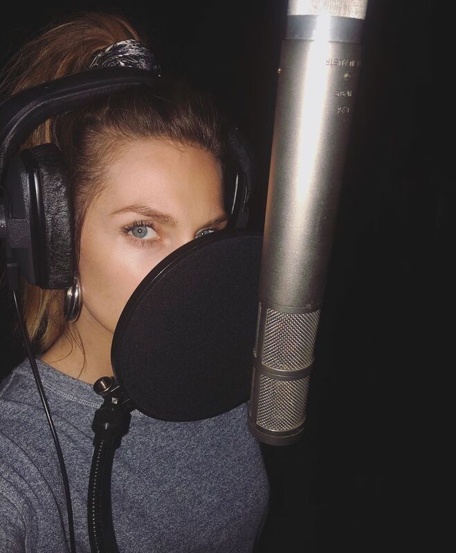 Саша Савельева намекнула, что записала новую песню