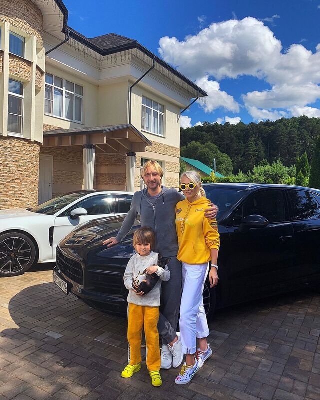 Евгений Плющенко оправдался за то, что похвастался двумя автомобилями класса «люкс» в Instagram